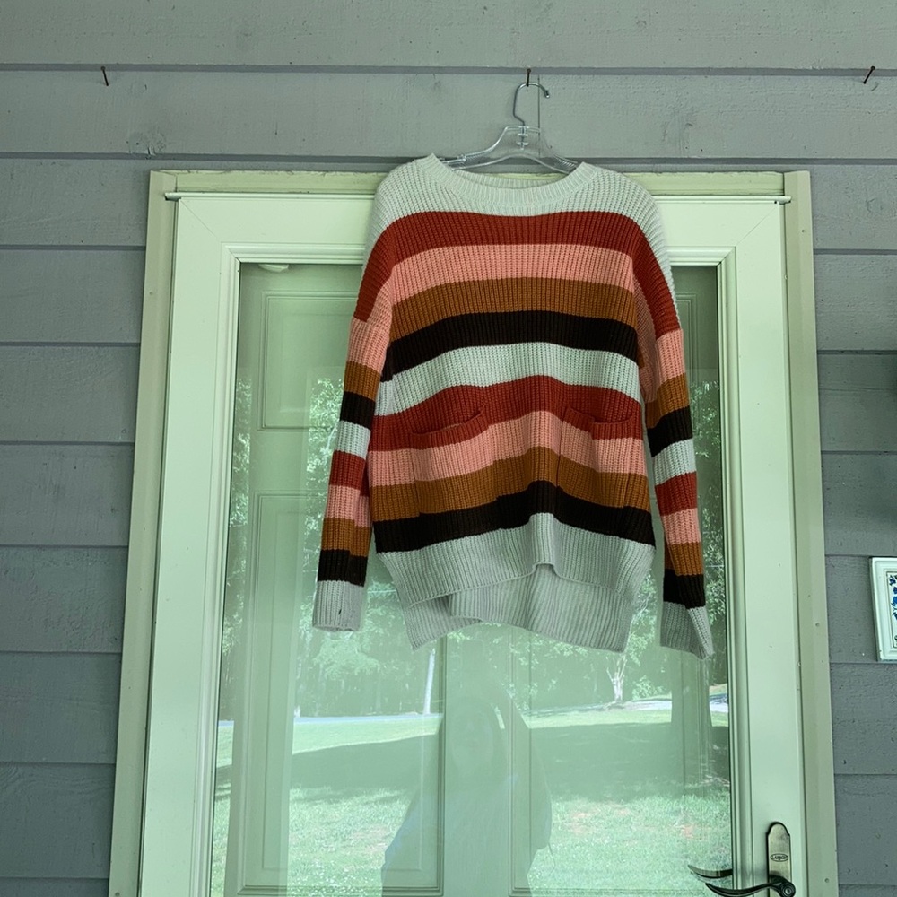 SWEATER WITH POCKETS!